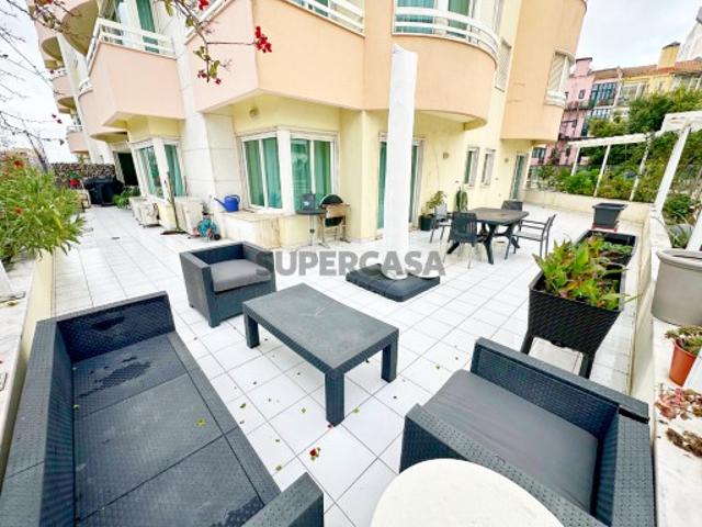 Apartamento T6 com terraço no Areeiro