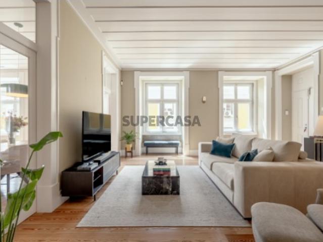 Apartamento T6 convertido em T2+1 em Santa Maria Maior, Lisboa