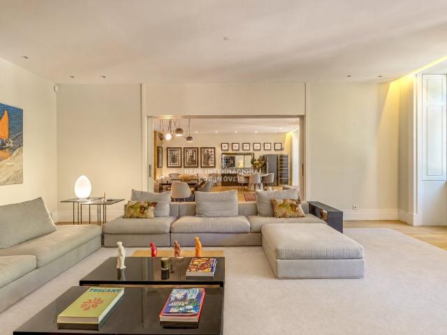 Apartamento T6 duplex com varandas e estacionamento na Av. da Liberdade