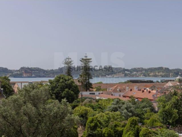 Apartamento T6 em Alcântara