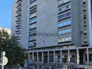 Apartamento T6 em Alvalade