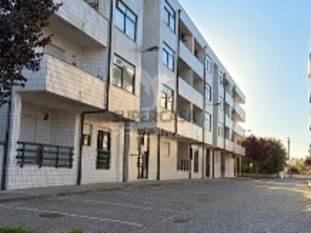 Apartamento T6 em Delães
