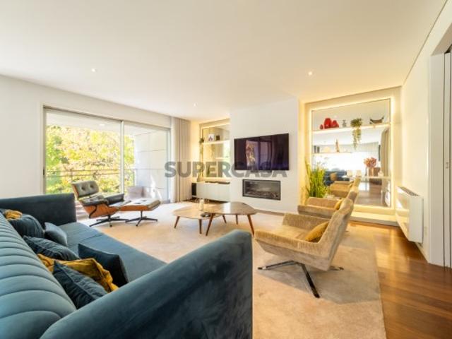 Apartamento T6 no Fluvial, com garagem box fechada