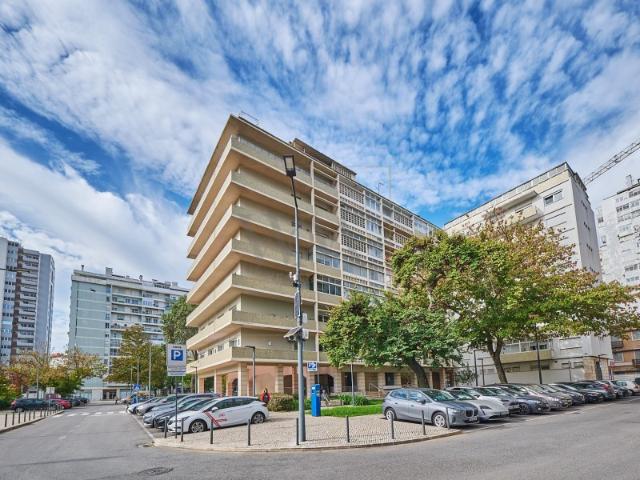 Apartamento T8 junto ao Califa com vistas exclusivas para Monsanto