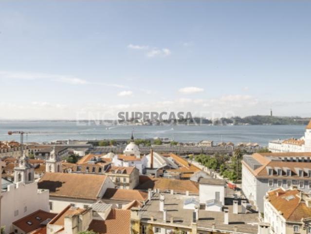 Apartamento T8 para Remodelação num Palacete no Chiado c/ Vista Rio e Garagem