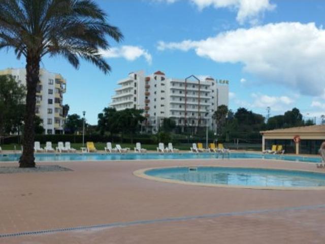 Apartamento T 2, 2 wcs, 6 Pessoas Condomínio fechado a 5 minutos a pé da Praia da Rocha, piscina adultos e crianças, piscina interior, 1 corte de ténis, 1 de campo de futebol 5, e uma quadra de squash, 1 lugar de estacionamento coberto