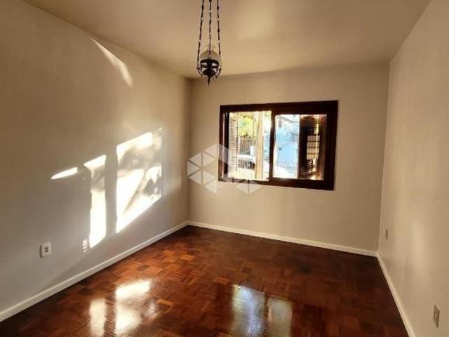 Apartamento térreo com 02 dormitórios, com terraço privativo, no Bairro Centro