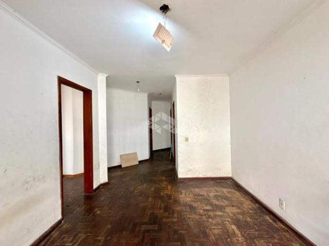 Apartamento térreo com 1 quarto com área externa, churrasqueira. Uma quadra da Av do Forte
