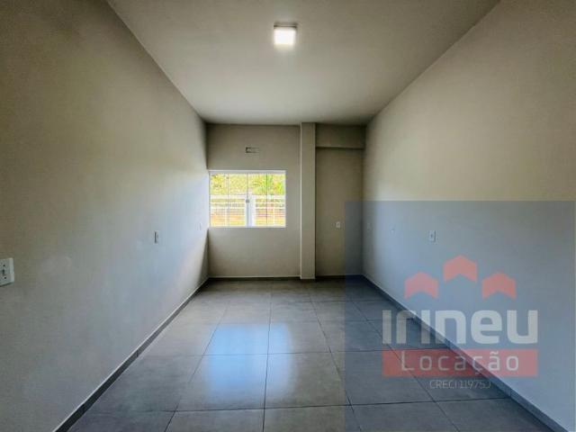 Apartamento térreo com 2 quartos e cozinha com armários no Itinga!