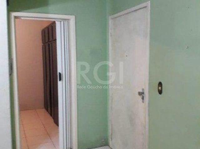 Apartamento térreo no Menino Deus de 1 dormitório com pátio DESOCUPADO