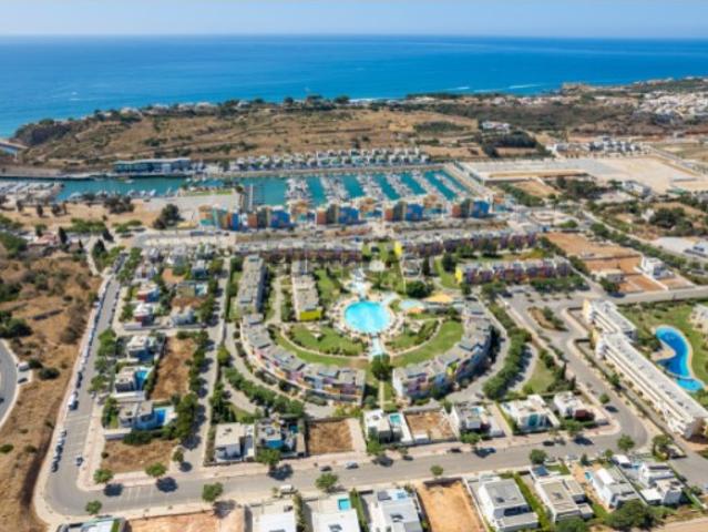 Apartamento tipo T1, com piscina e parqueamento, zona Marina de Albufeira