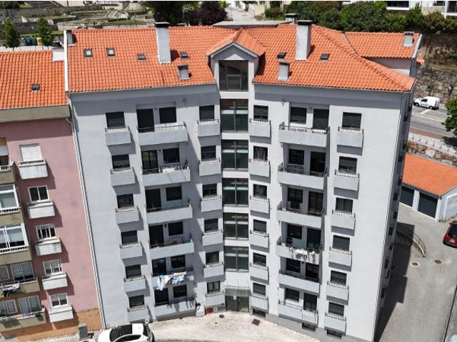 Apartamento totalmente mobilado, pronto a habitar, com garagem e arrumos Guarda