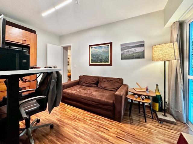 Apartamento totalmente mobiliado com varanda no Leblon
