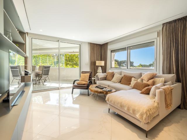 Apartamento totalmente reformado junto al mar en Jardín del Mediterráneo Marbella Golden Mile