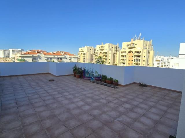 Apartamento totalmente remodelado: 2 quartos, 2 casas de banho, em Quarteira, com lugar de garagem e um amplo terraço de 50 m²