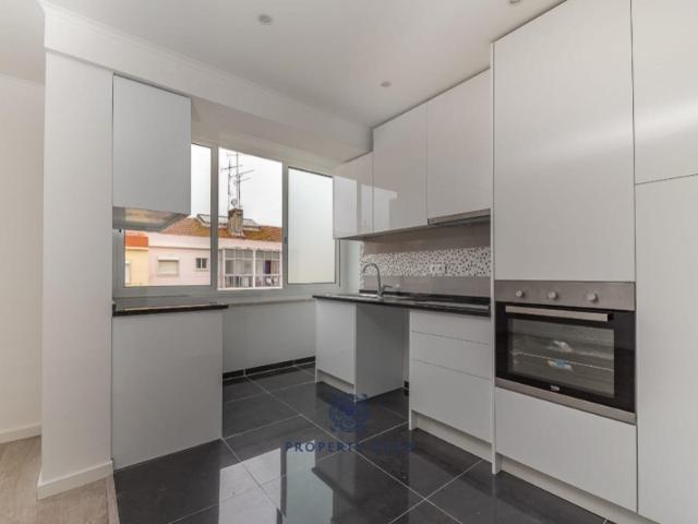 Apartamento Totalmente Renovado com Acabamentos Modernos na Amadora