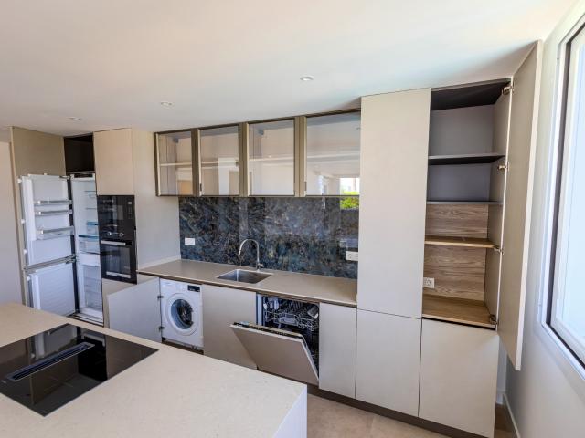 Apartamento totalmente renovado de 2 dormitorios en el corazón de Nueva Andalucía