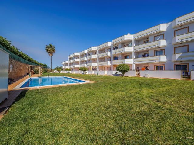 Apartamento tres quartos com piscina comum e dois lugares de. 107m² Guia
