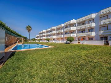 Apartamento tres quartos com piscina comum e dois lugares de. 107m² Guia