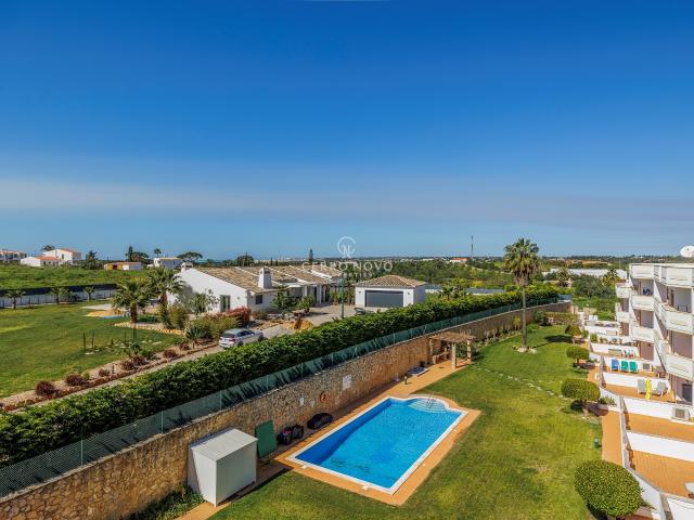 Apartamento tres quartos com piscina comum e dois lugares de garagem
