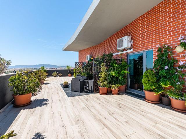 Apartamento Único T2 de 82m2 com Terraço de 75m2 em Porto Salvo