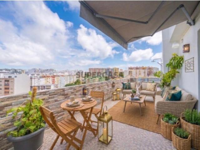 Apartamento Único com 268m2 no Último Andar com Terraço Extraordinário em Setúbal