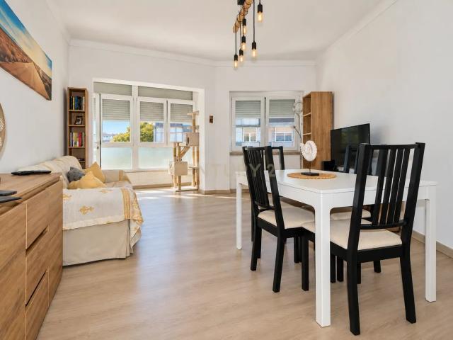 Apartamento único em Corroios  T2 com sótão remodelado e 2º WC integrado, Pronto a habitar. Excelente centralidade. Corroios