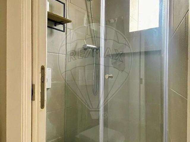 Apartamento único no 1.º piso, composto por 7 quartos, com l. 132m² São José