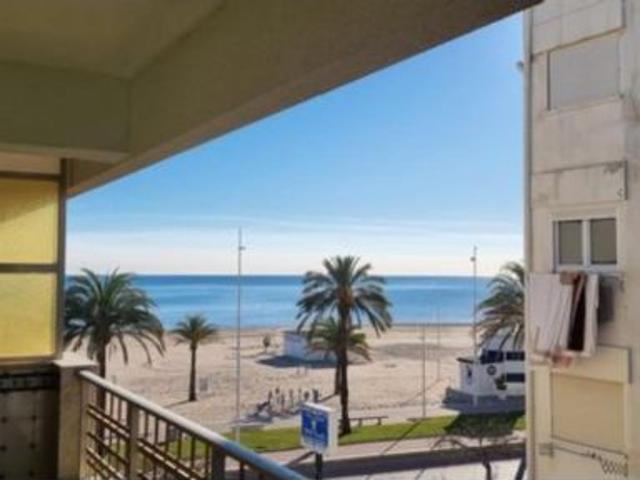 Apartamento vacacional en primera línea de Playa de Gandía con vistas al mar