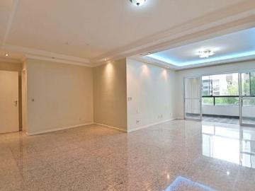 Apartamento vazado com vista para arvores na Asa Norte SQN 111