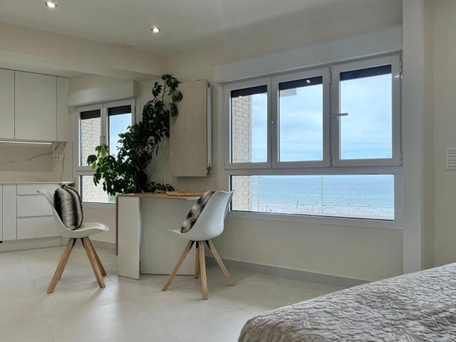Apartamento a estrenar con reforma integral en primera línea de la Playa de San Lorenzo