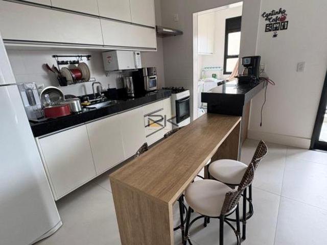 Apartamento à venda na praia da Enseada com 2 dormitórios,sala 2 ambientes,cozinha e varanda gourmet