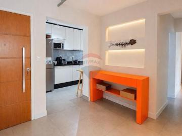 Apartamento Reformado com Varanda e Janelas Antirruído, 2 Quartos, Ar Condicionado e Piscina | Próxi