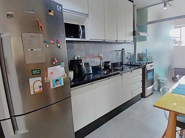 Apartamento Reformado com Varanda e Janelas Antirruído, 2 Quartos, Ar Condicionado e Piscina | Próxi