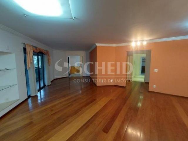 Apartamento à Venda no Morumbi, 240m², 4 suítes, churrasqueira à carvão, 4 vagas e depósito