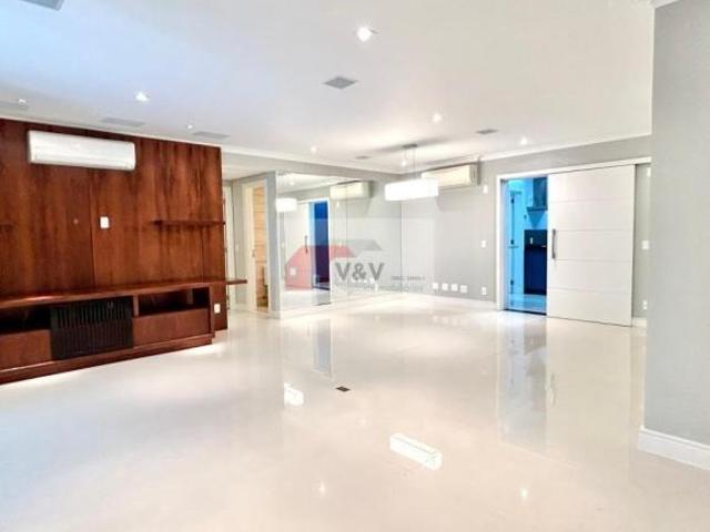 Apartamento a venda no Campo Belo 3 suítes, 3 vagas + depósito 220m2!