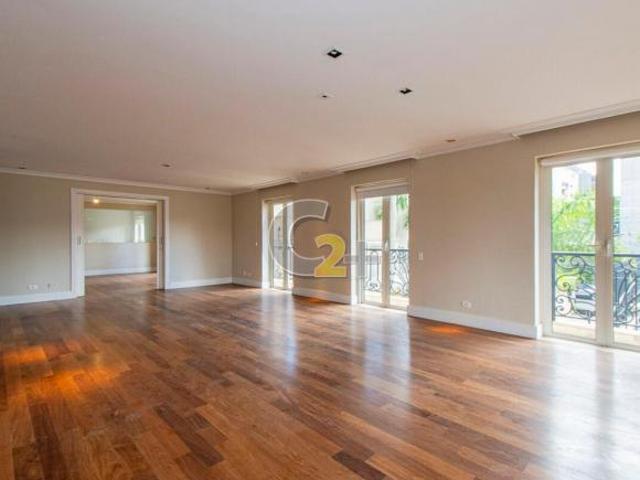 Apartamento à venda no Jardim Paulista com 4 suítes, 6 vagas e 385 m²