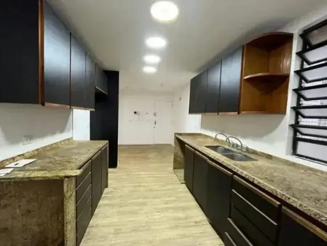Apartamento à Venda no Leblon – 4 Quartos, Varanda Ampla e 3 Vagas de Garagem!