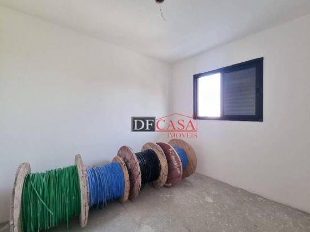 Apartamento a venda com 2 dormitórios e sacada próximo ao metrô Guilhermina