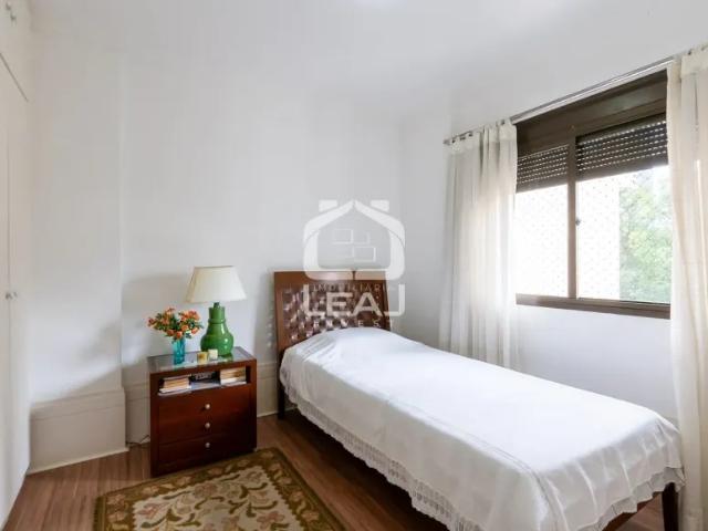 Apartamento à venda de 200² na Vila Andrade com 4 quartos sendo 2 suites e 5 vagas de garagem