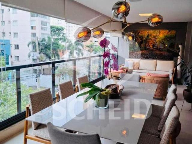 Apartamento á Venda em Moema com 184m², 4 quartos sendo 3 suítes, 1 vaga