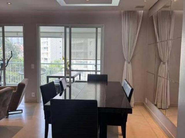 Apartamento á venda em Moema com 3 quartos sendo 3 suites, 3 vagas, 142m²