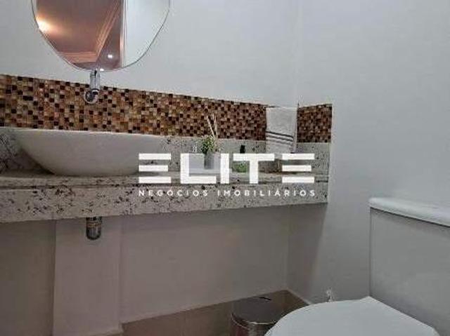Apartamento à venda são 116 m² de área privativa, andar alto, vista panorâmica ricamente mobiliado