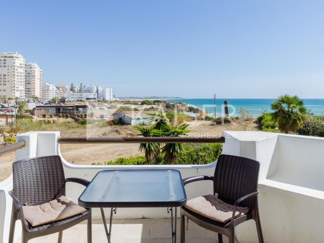 Apartamento adorável com piscina comunitária e vista incrível para o mar a poucos passos da praia