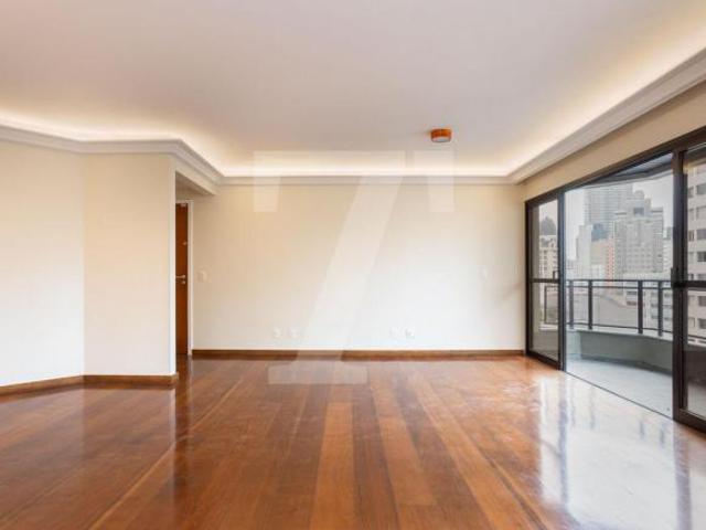 Apartamento alto padrão à venda em rua excelente do Jardim Europa