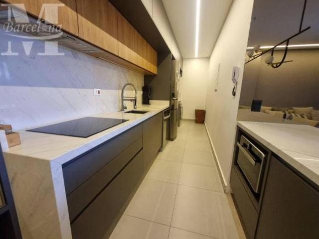 APARTAMENTO ALTO PADRÃO NO EDIFÍCIO HEDGE, BATEL. SEMI MOBILIADO, ANDAR ALTO, 2 VAGAS. CONDOMÍNIO CL