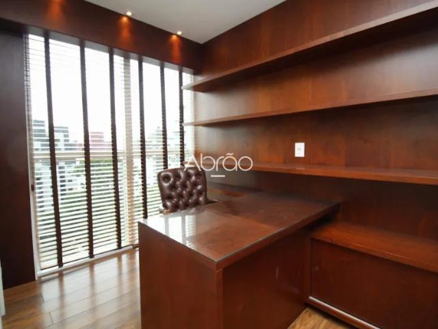 Apartamento Alto Padrão para Alugar no Batel | 213 m², 3 Suítes e 3 Vagas – Edifício Jardins do Soho