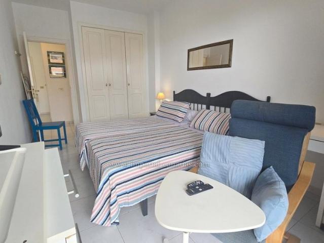 Apartamento amplio en primera línea de playa con balcón y preciosas vistas al mar y al Teide
