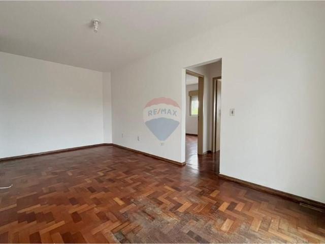 Apartamento amplo com sacada e ótima localização na Av. 2 de Novembro