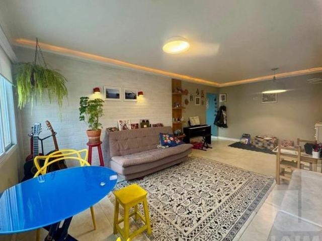 Apartamento amplo, com vista livre e muito charme em Higienópolis
